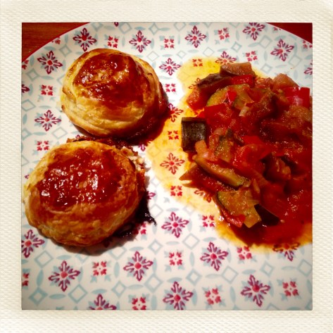 Feuilletés au chèvre servis avec une ratatouille